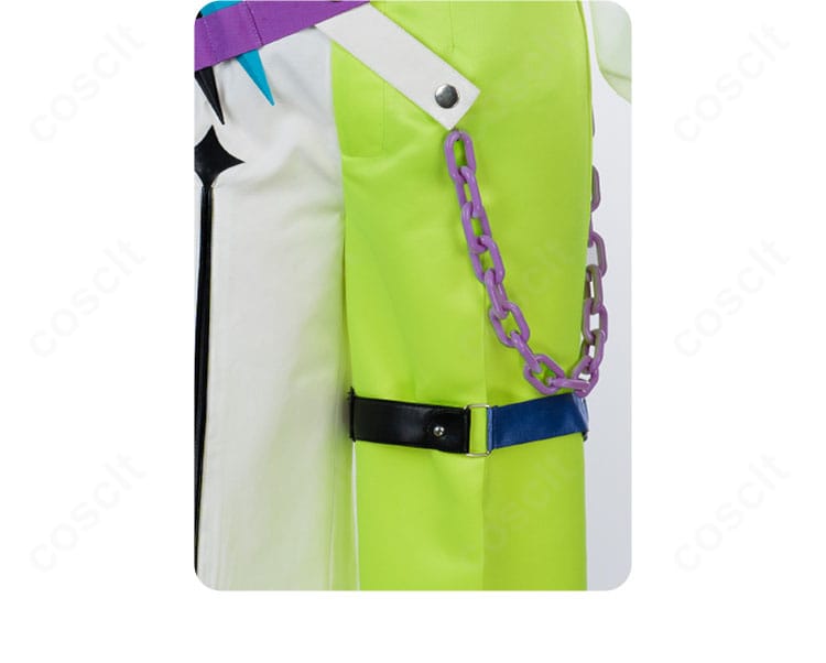 パンツの装飾ディテール。ベルト・パーツの取り合わせでクールな印象を強化。