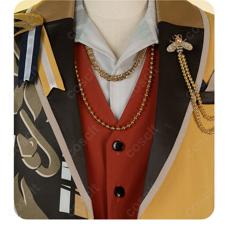 首元の装飾ディテール。襟飾りの造形と留め具の仕上げがわかる