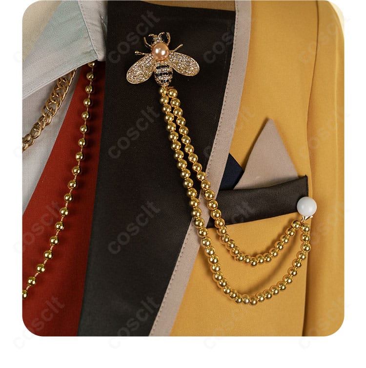 胸元バッジと装飾のクローズアップ。サドンデス衣装の象徴的モチーフを再現