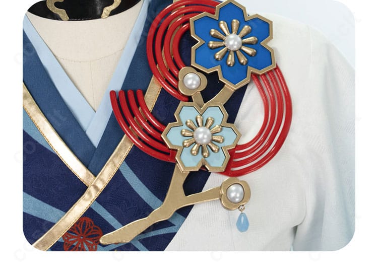 胸飾りのディテール：モチーフパーツとストーン風装飾