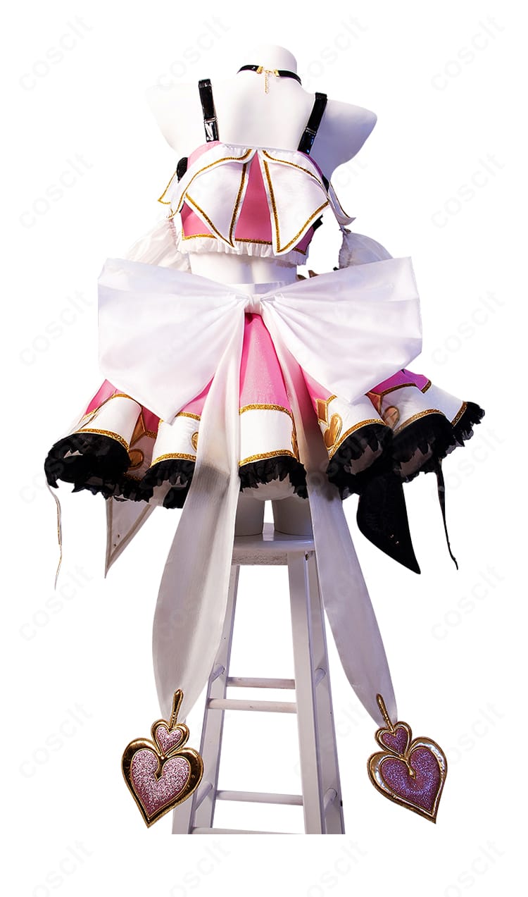 矢澤にこ 3年生チーム衣装の背面。大きな背面リボンと腰のレイヤー構成がわかるカット。