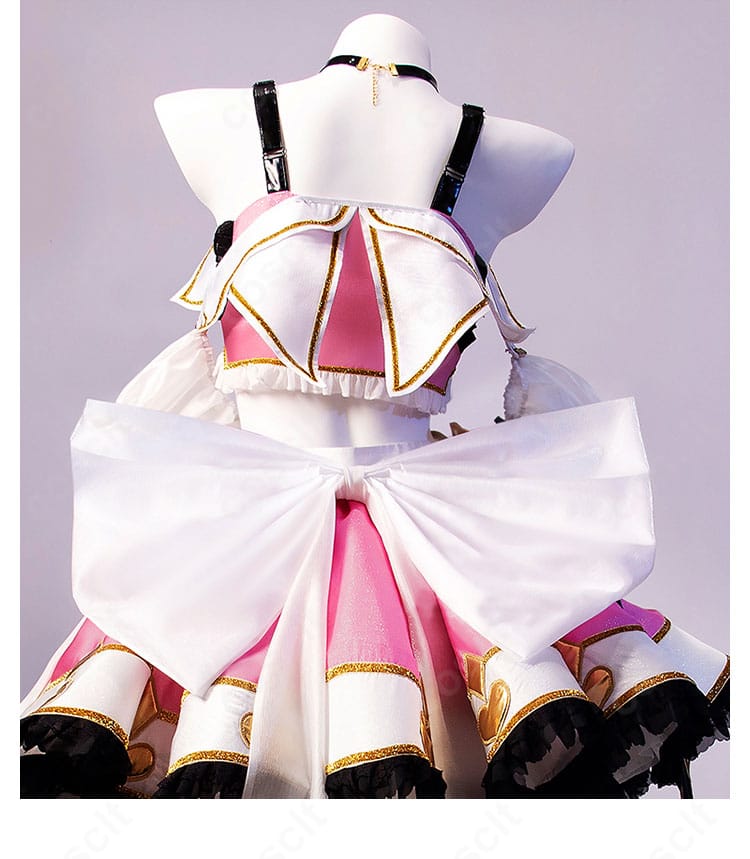 衣装背面の蝶結び装飾クローズアップ。結び目の立体感とドレープの流れが分かる画像。