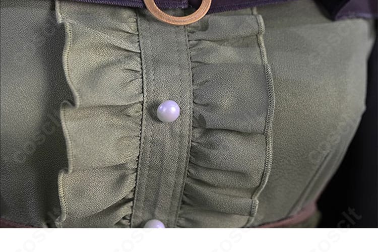 暁山瑞希 衣装の門襟まわりの刺繍・装飾細部。縁取りとステッチの仕上がりを強調。