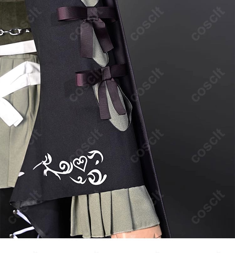 暁山瑞希 衣装の袖装飾アップ。カフの意匠と素材感、縫製の整いを示す。