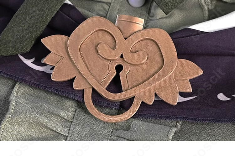 暁山瑞希 衣装の胸飾りディテール。立体的な装飾が光を受けて映える質感。