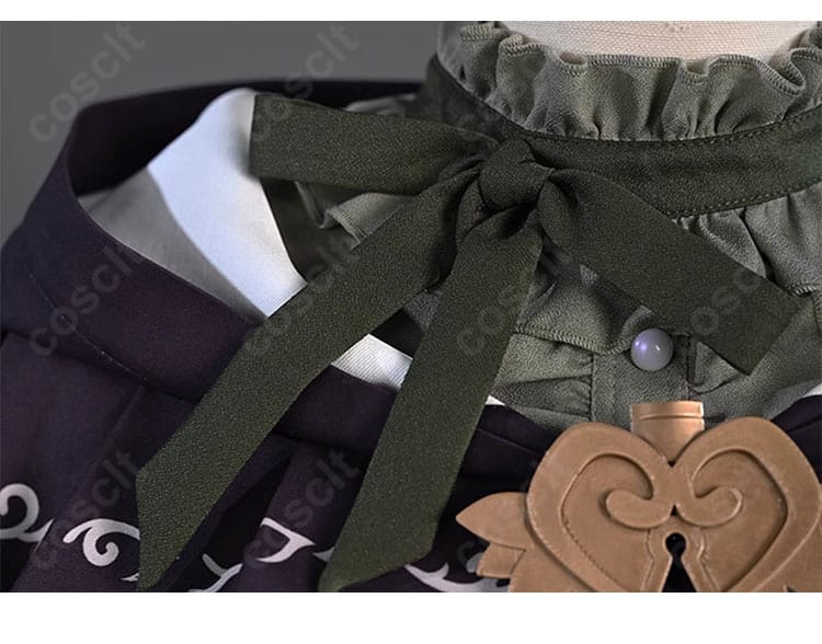 暁山瑞希 衣装のネックアクセサリー細部。繊細な意匠と固定方法が確認できる接写。