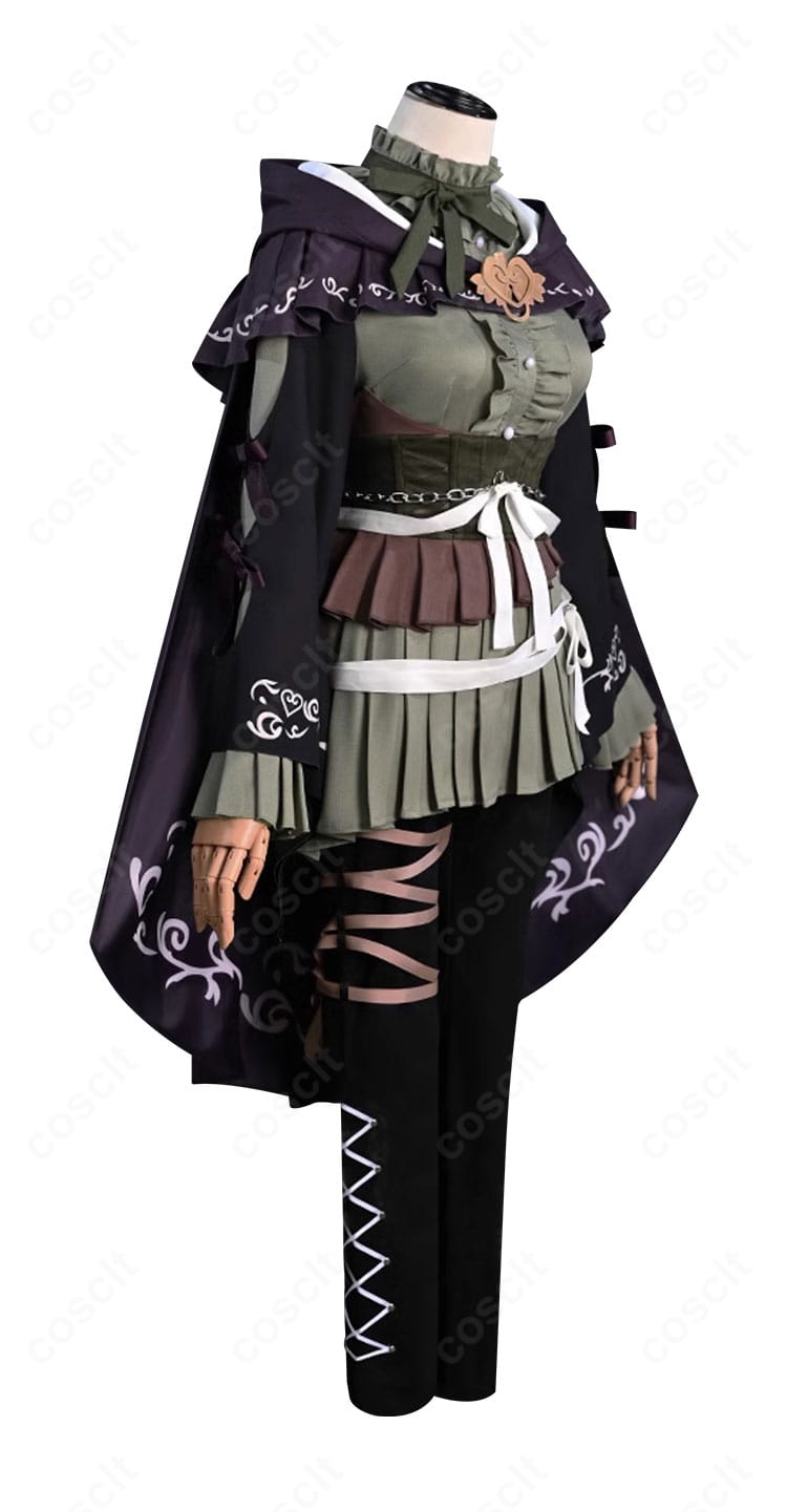 暁山瑞希 コスプレ衣装の側面。マントの落ち感と袖口装飾、腰飾りの位置関係がわかるアングル。