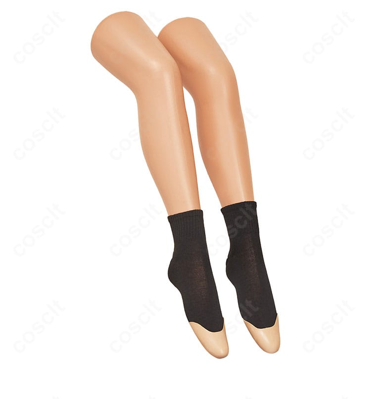 LAZARUS エレイナ衣装の靴下ディテール。編み目と丈感、色味の統一感を示す。