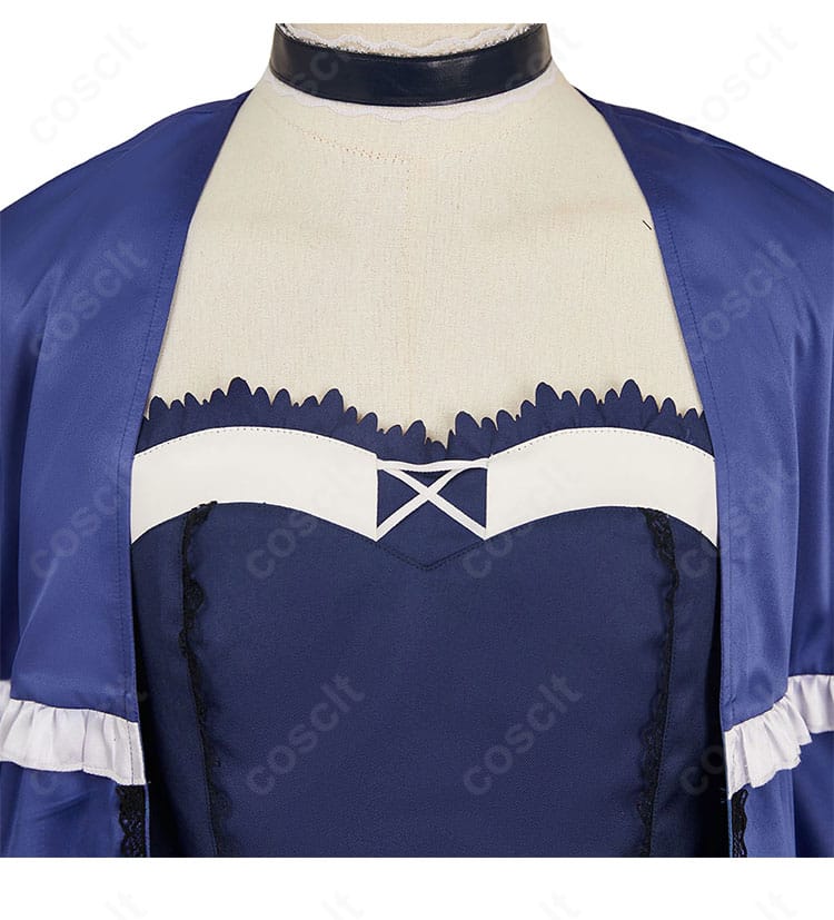 襟元ディテールのクローズアップ。襟周りの縫製、チョーカーの質感と位置関係を確認できます。