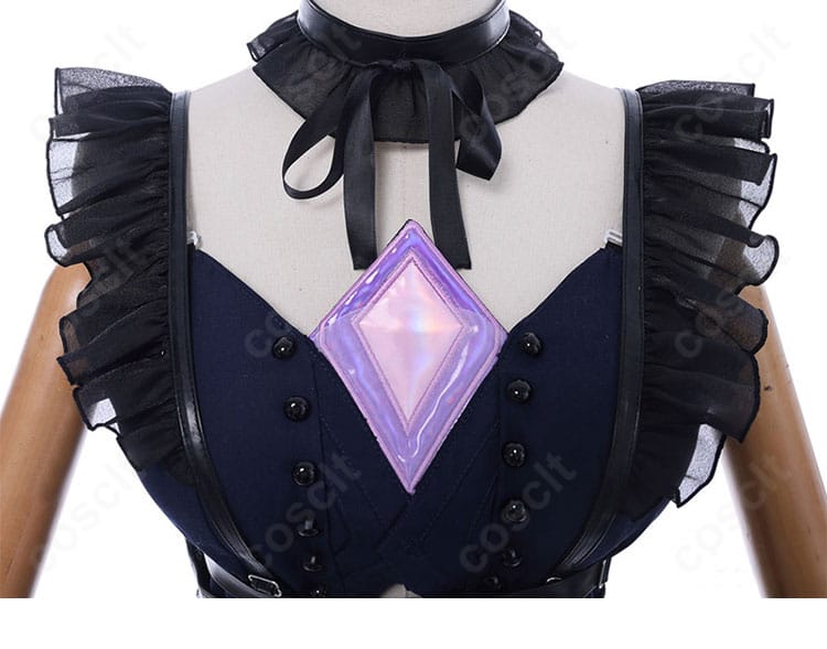 古石ビジュー コスプレ衣装の胸部装飾詳細。ビスチェのカッティングと宝石調モチーフの配置