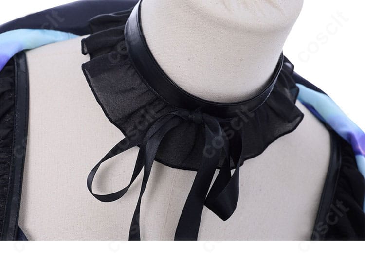 古石ビジュー コスプレ衣装のネックレス装飾。チャームの形状と光沢を近距離で撮影