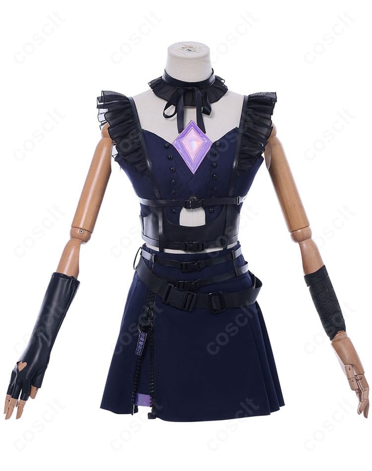 古石ビジュー コスプレ衣装の前面装飾クローズアップ。ネックレス、名札、胸元の宝石調パーツの質感