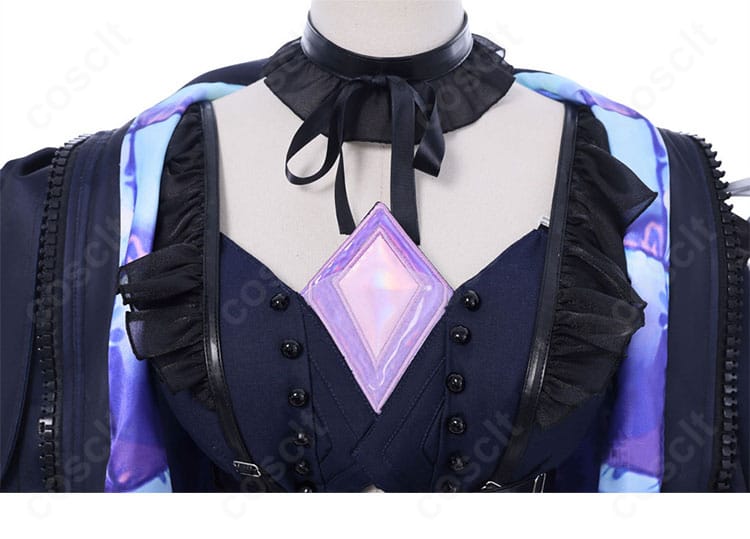 古石ビジュー コスプレ衣装の襟元装飾。つけ襟とネックレス、透明ストラップの取り付け位置が分かる