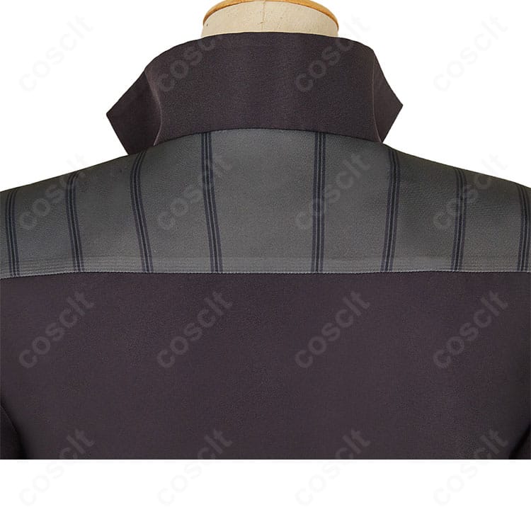 背面ディテールのクローズアップ。背中心の縫製とベント周辺の仕立てを確認できる。
