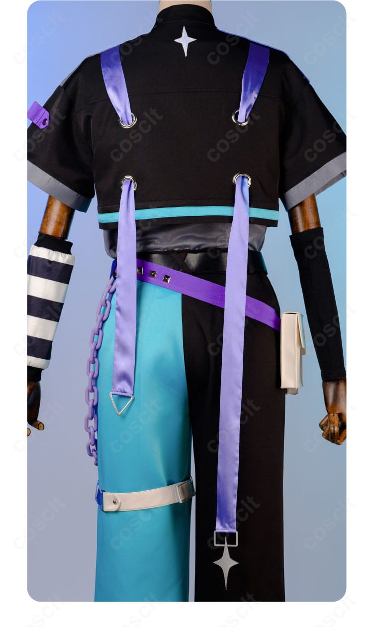 背面装飾のクローズアップ。背中中央のバッジとチェーン配置、コートのハリ感を捉えた画像。