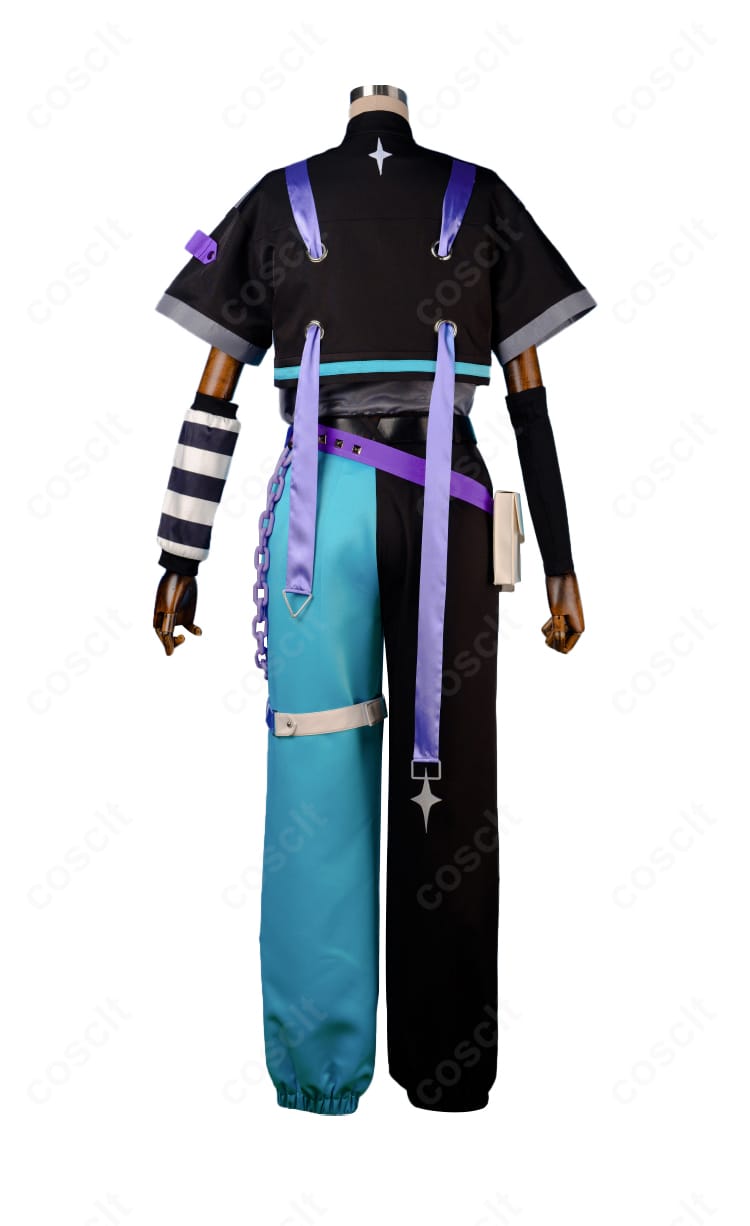 ウィンクキラー衣装の背面全体。背面のベルト取り回しとチェーン、コート裾のシルエットを確認できる画像。