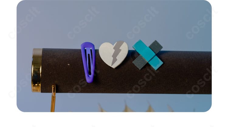 髪飾りのディテール。金属調パーツとモチーフの形状、装着方法がわかるアクセサリーの近接写真。