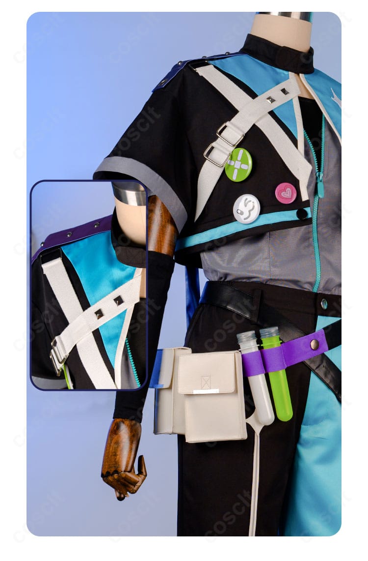 左肩の装飾アップ。エポレット風パーツと金属調モチーフの質感、ステッチワークを示す接写。