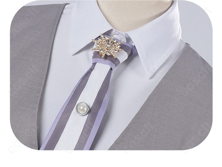 ネクタイ装飾のアップ。落ち着いた色味と上品な装飾が映える、セイヤ衣装のネクタイディテール。