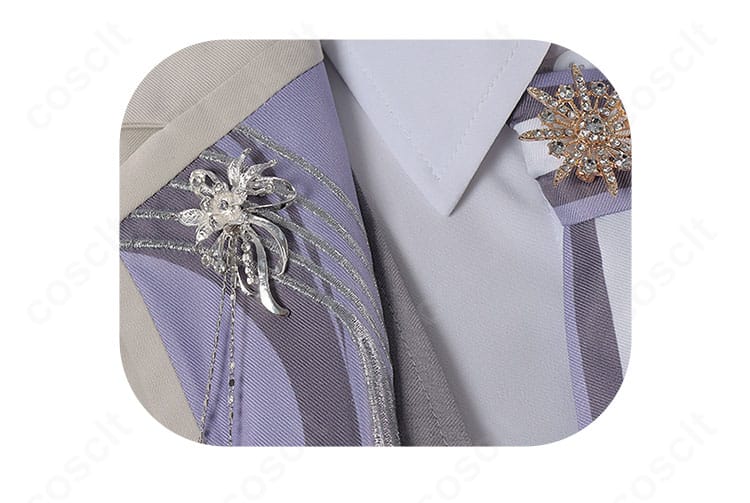 襟飾りクローズアップ。セイヤ衣装の襟元デザインと刺繍風モチーフの質感が伝わるディテール。