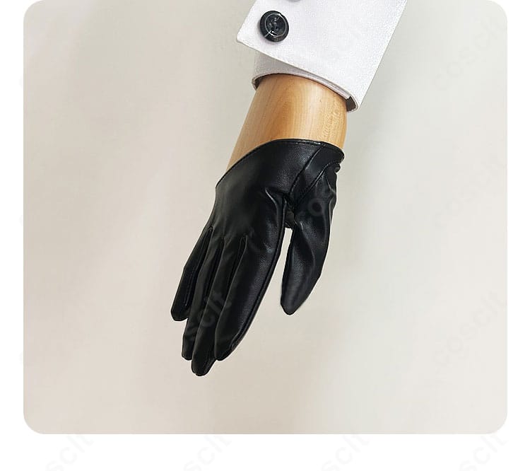 手袋の装飾ディテール。手首飾りとの組み合わせをクローズアップ