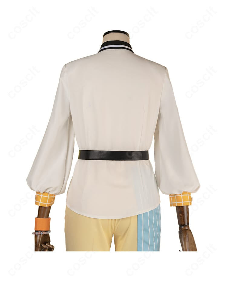 天祥院英智 シャツ背面詳細。ヨークと背ダーツで整えたシルエット。