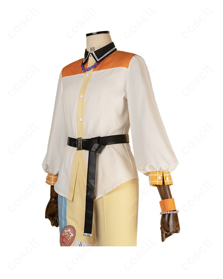 シャツのサイドビュー。袖の切り替えと縫製ラインの美しさを示す。