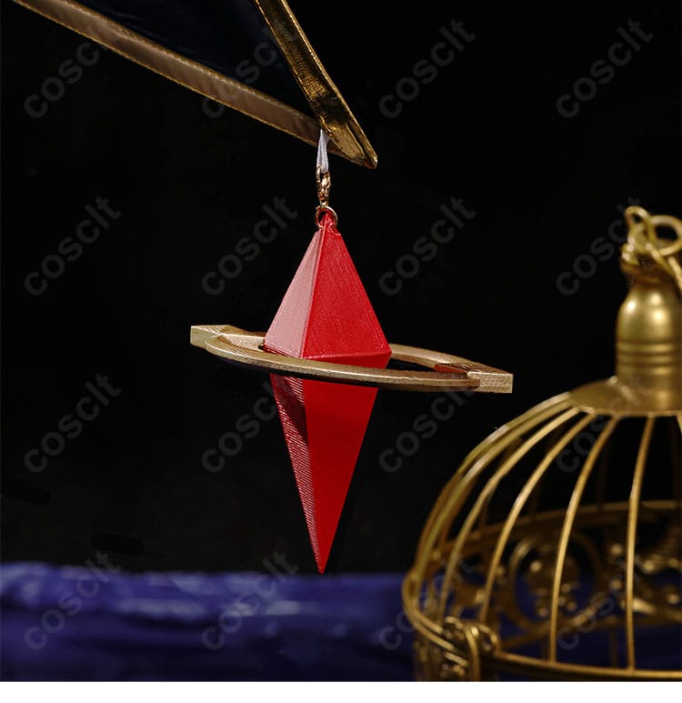 アナイクス 背飾りのディテール。背面装飾の立体感と取り付け補強、コート生地とのコントラストを示す画像。