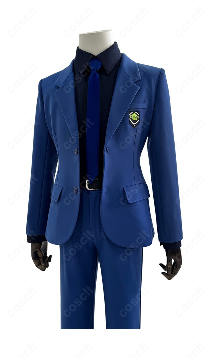 潔 世一スーツ衣装の右側面。テーパードパンツのシルエットとコートのハリ感がわかる角度。