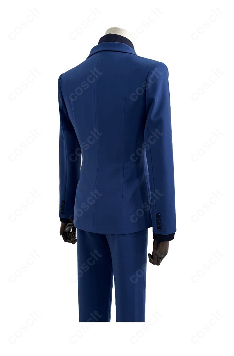 側面〜背面のディテール。背面ベントと腰位置、ベルトの見え方まで整えた再現性。