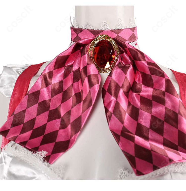 首飾りアップ:リリの特徴的なネックアクセサリーの質感と留め具構造のディテール。