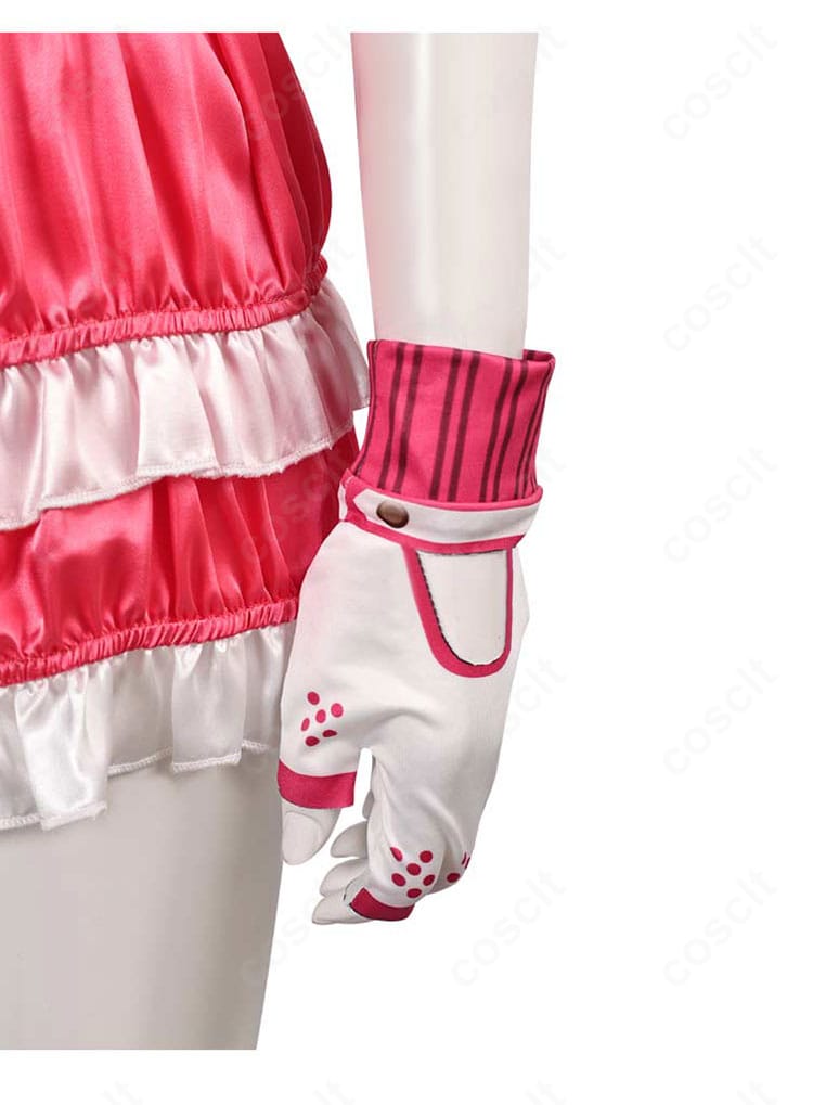 手袋ディテール:長手袋の素材感とステッチ、手首周りの収まりを確認できる写真。