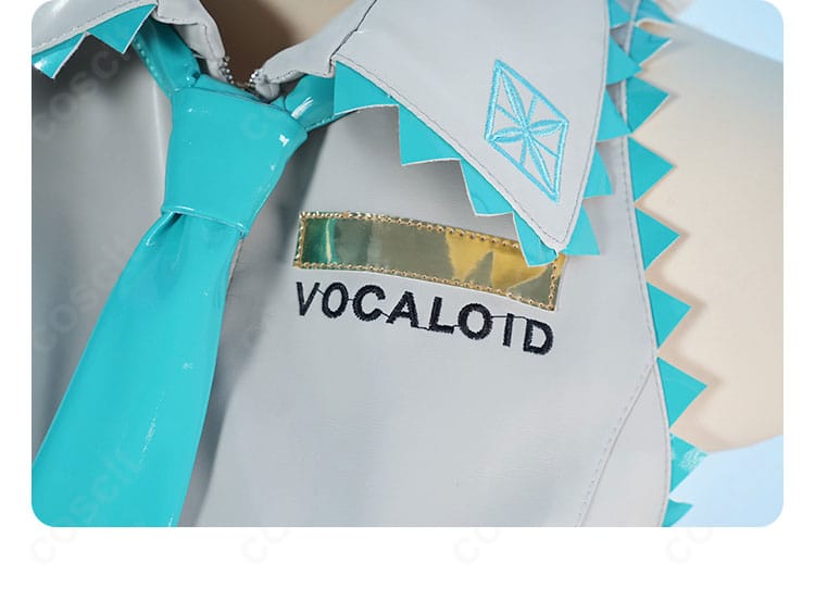 初音ミク V2 コスプレ衣装のネクタイとピン。シャープな形状と色再現の近接写真