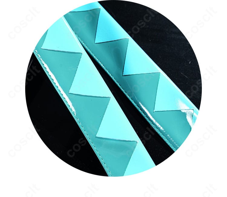 初音ミク V2 コスプレ衣装の腰飾りディテール。素材感と固定方法のクローズアップ