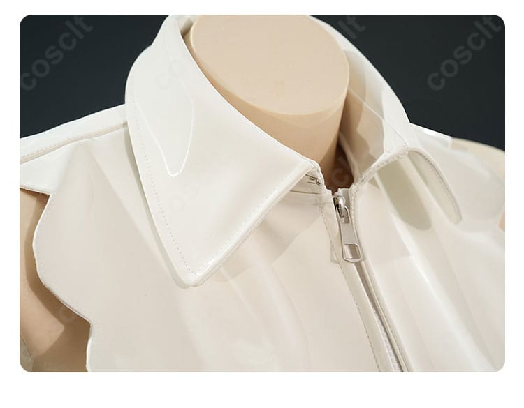 初音ミクNT版コスプレ衣装の襟元ディテール。精緻な刺繍とリボンの仕立てが見えるクローズアップ。