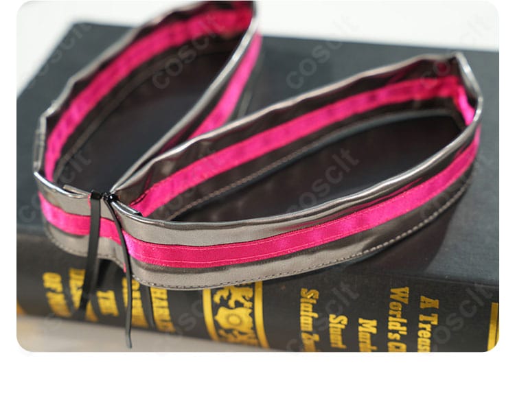 ブーツ装飾の詳細。衣装に合わせたデザインで全体コーデの一体感を演出。