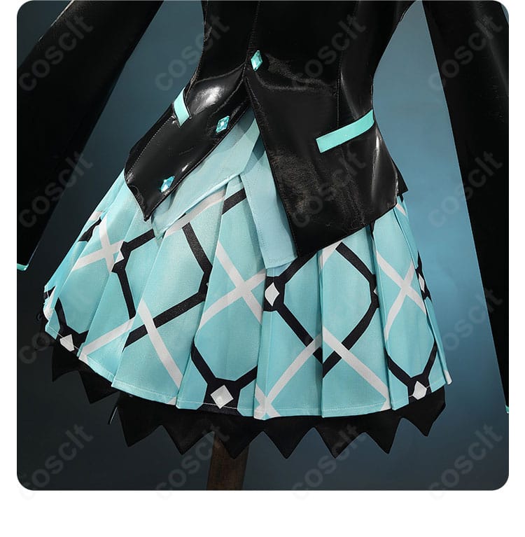 スカート装飾のアップ。柄と縁のあしらい、揺れ感を高めるデザインを確認。