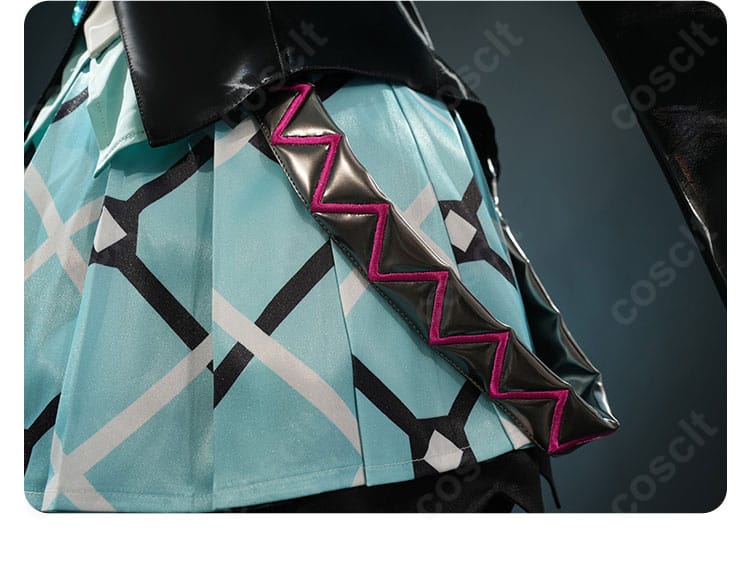 ウエストアクセサリーのアップ。腰飾りの素材感と留め具、バランスの良い位置取り。