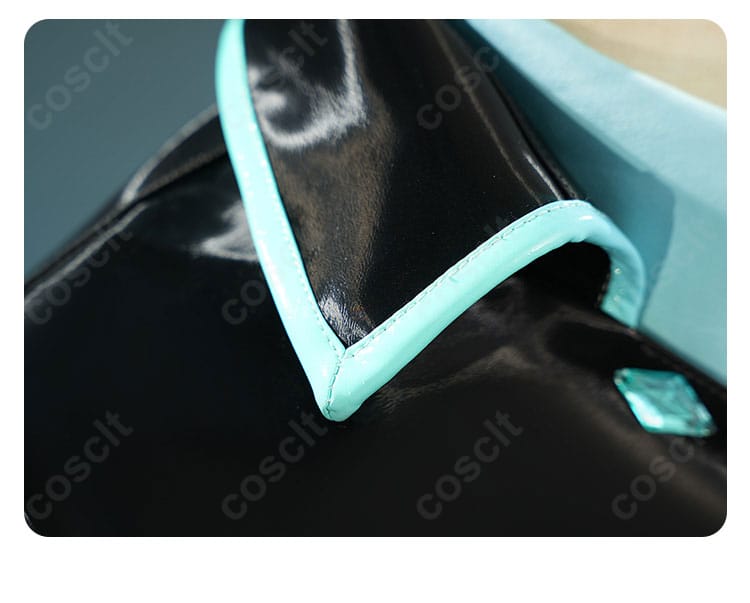 襟飾りのクローズアップ。刺繍と縁取り、装飾パーツの質感が伝わるディテール。