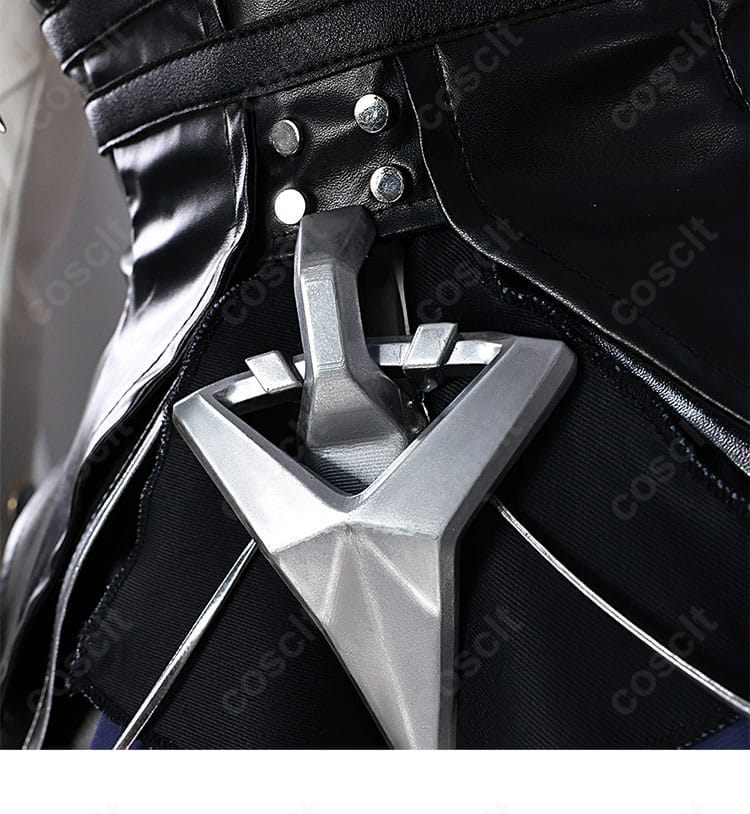 ビビアン衣装のウエスト装飾ディテール。立体的なパーツ配置と丁寧な縫製で存在感を演出。