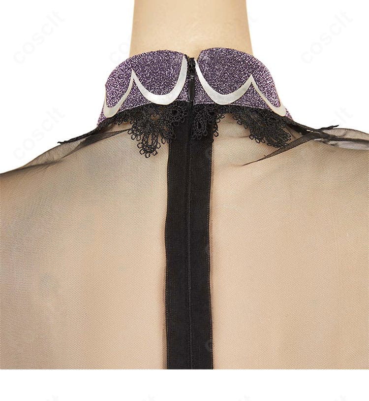 衣装チェーンのディテール。揺れ感のあるチェーン配置と留め具の仕上げを示す拡大図