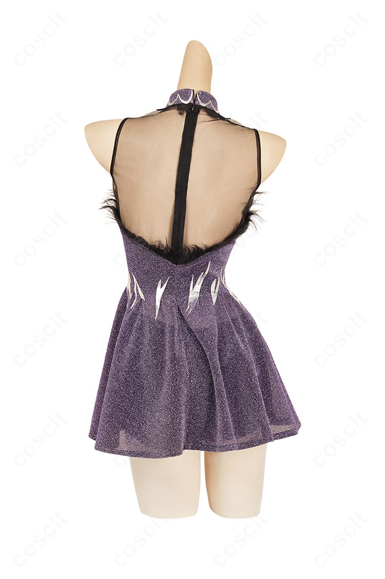 背面図。背中の開閉構造とスカートの広がり、装飾バランスを示すメダリスト衣装