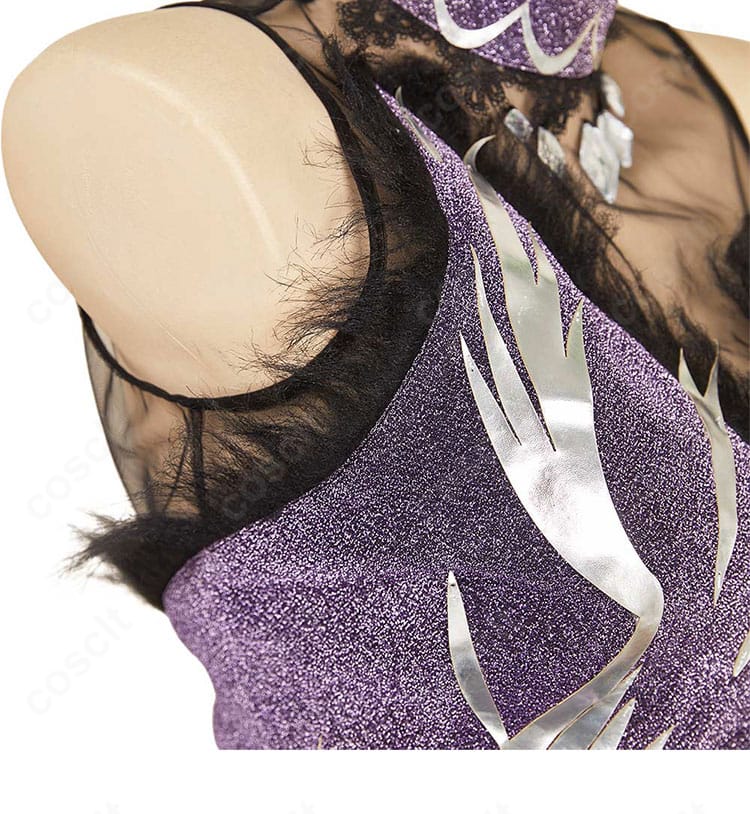 袖口装飾のアップ。カフ部分のデザインとステッチワーク、装飾パーツの質感を強調