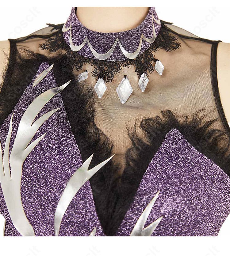 ネック装飾のクローズアップ。首元のパーツ配置とステージ映えする質感を捉えたディテール