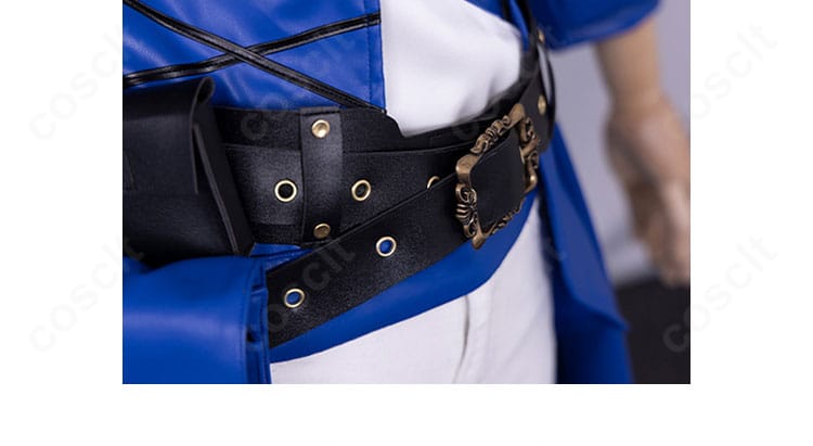 ウエストベルトと装飾チェーンのディテール。キャラクターらしい重厚感のあるデザインを強調