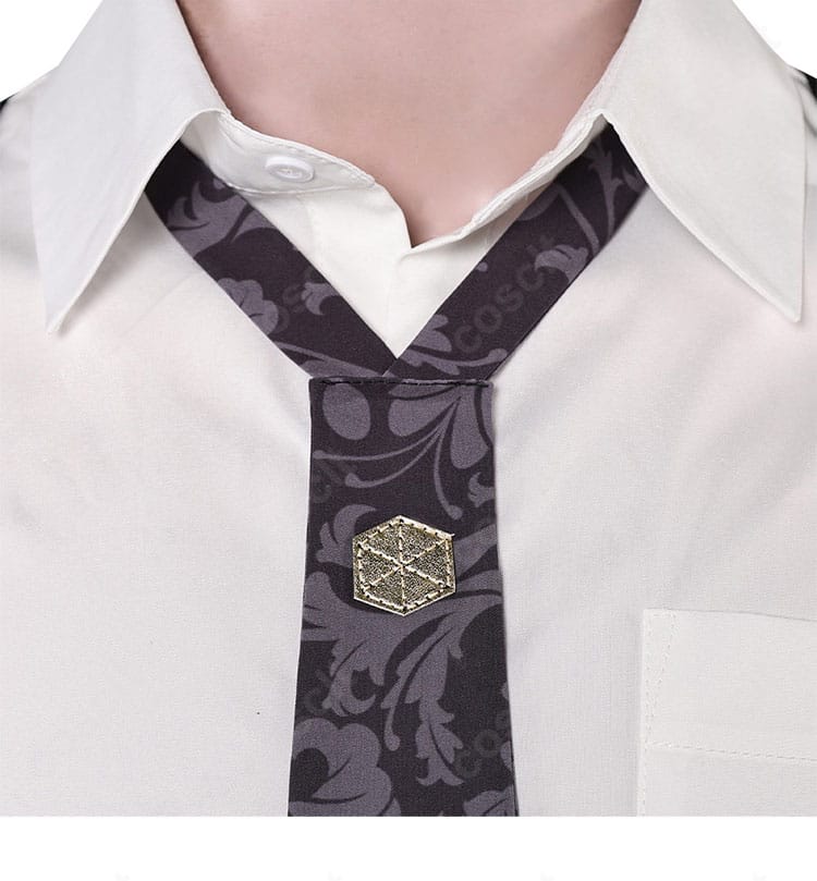 襟元の装飾ディテールに寄ったカット。ヴィンセント衣装の襟周りの意匠を鮮明に表現。