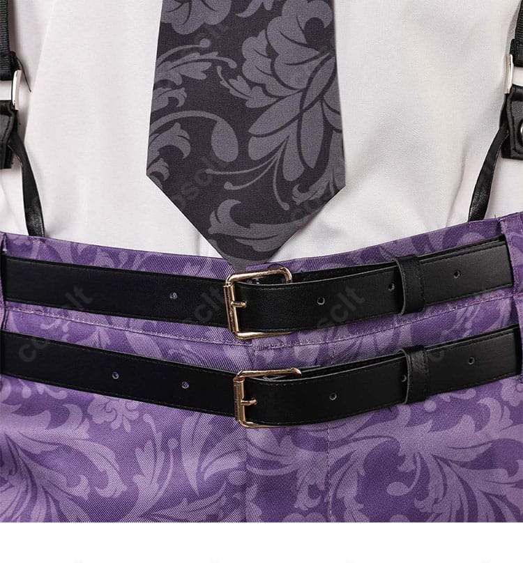 ウエスト周りのディテール。ベルトとレッグポーチの接続、装飾の重厚感を捉えたカット。