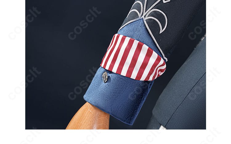 コスプレ衣装の肩部装飾アップ。エポレット風の造形で警官スタイルの特徴を強調。