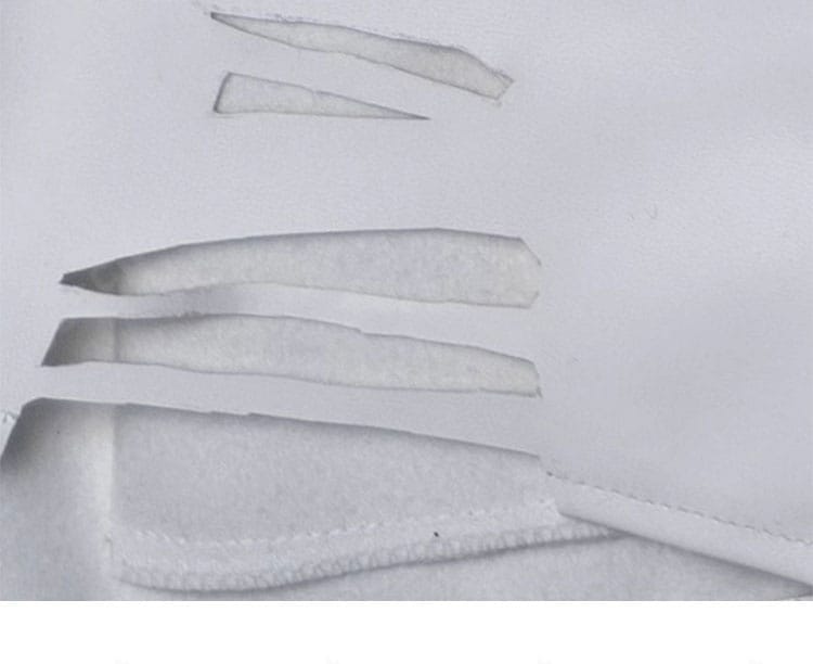 ショートパンツのストライプ装飾。シンプルでスタイリッシュなアクセント。