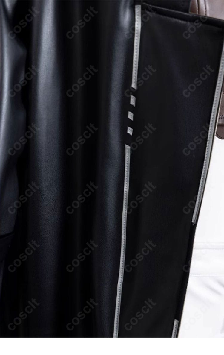 コート前立て部分の意匠と留め具のディテール。直線的でクールなデザイン。